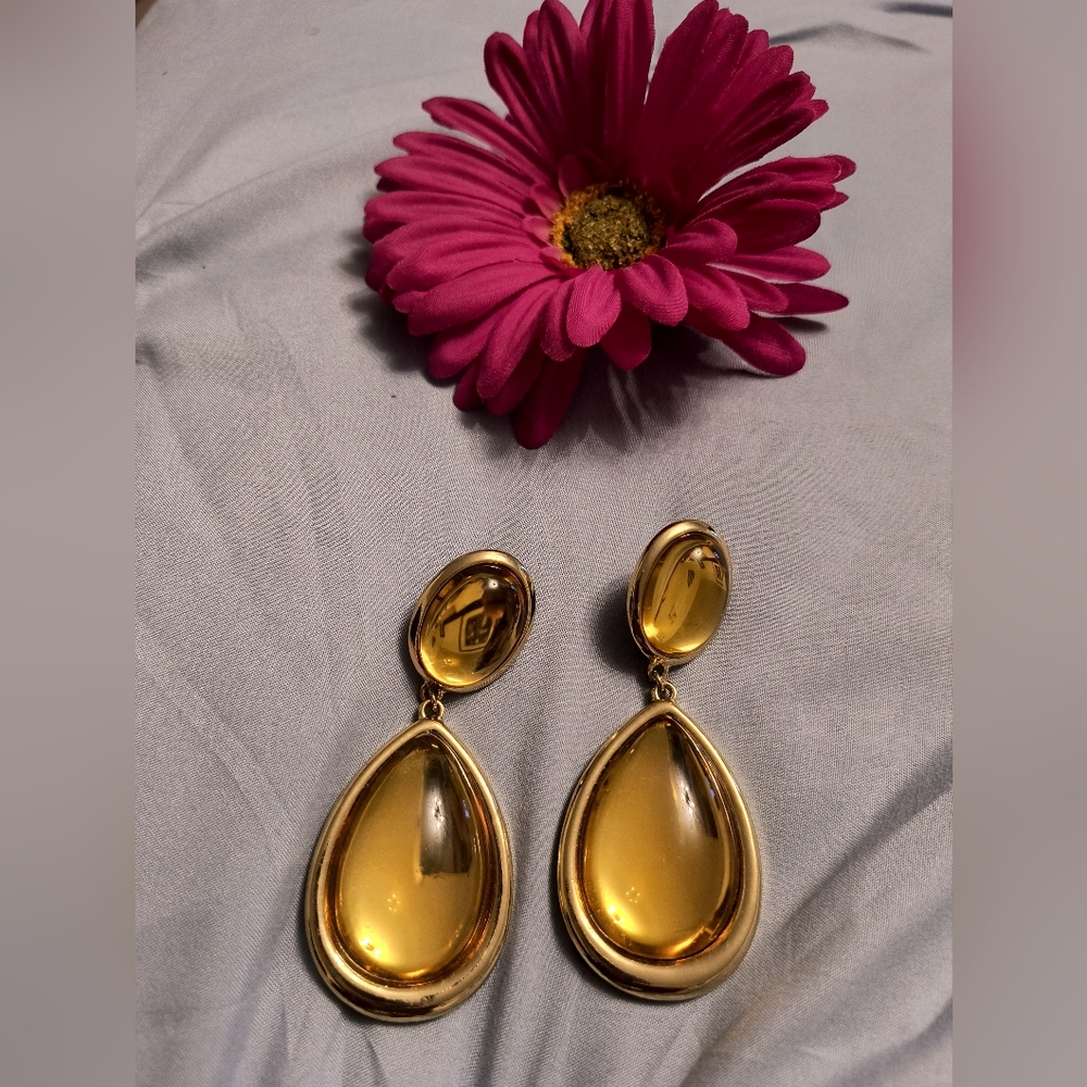 Elegant Gold Teardrop Earrings
